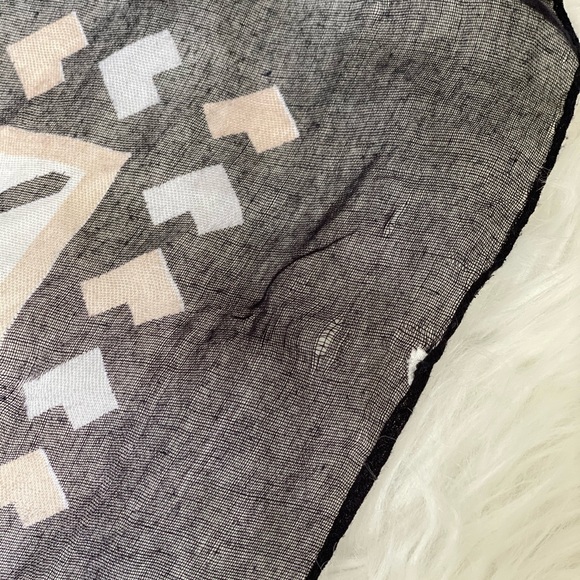 Loft Abstract Gauzy Scarf 🧣 Black and Peach - Picture 8 of 10